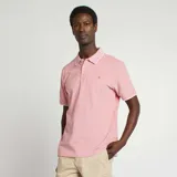 Remera polo de piqué color salmón con cuello y mangas con ribete blanco.
