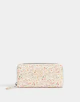 Billetera con cierre, formato fichero, de cuerina color crudo con estampado de flores y cachemir.