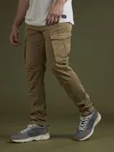 Pantalón cargo color marrón con bolsillos laterales con solapa y corte ajustado.