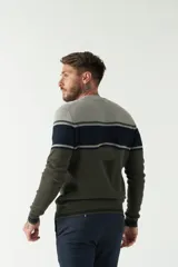 Sweater de punto con cuello redondo, manga larga y diseño a rayas horizontales en tonos gris, azul marino y verde oliva. Logo bordado en el pecho.