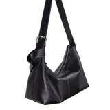 Bandolera negra de cuero con correa regulable con hebilla, bolsillo interior y cierre metálico.