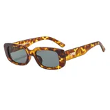 Lentes de sol unisex con marco rectangular transparente y lentes degradadas en tonos marrones.