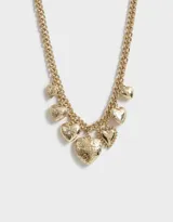 Collar corto dorado con cadena de eslabones y dijes colgantes de corazones con diferentes diseños.