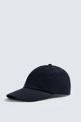 Gorra azul marino de algodón con visera y ajuste trasero.