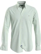 Camisa de hombre Tommy Hilfiger de corte regular, con estampado de cuadros en tonos verde claro, verde oscuro y azul. Tiene cuello abotonado, mangas largas con puños abotonados y logo bordado en el pecho.