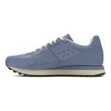 Zapatillas urbanas Under Armour Essential Runner, color blanco con detalles en negro.