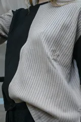 Remera beige con diseño color block, de corte recto y mangas cortas.