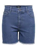 Short de jean azul con ruedo desflecado, bolsillos delanteros y traseros, y calce skinny.