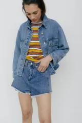 Short de jean de tiro alto, color negro lavado, con corte ancho y dobladillo deshilachado.