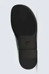 Zapato de vestir de cuero negro, tipo derby con cordones, de horma redonda y suela con ligero tacón.