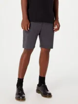 Bermuda básica de algodón color negro, corte recto y largo por encima de la rodilla, con cintura elástica ajustable con cordón.