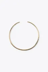 Gargantilla rígida dorada, tipo choker, con abertura en la parte delantera.