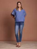 Blusa color beige de crepe marca Batía, con cuello a la base y escote en V. Presenta mangas cortas amplias con bordados.