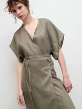 Vestido kimono midi azul con escote en V, mangas cortas amplias y lazo en la cintura.