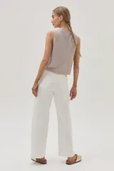 Musculosa color champagne de tejido brillante.