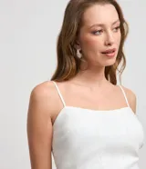 Top cropped blanco de bengalina con breteles finos ajustables y cierre trasero.