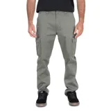 Pantalón cargo verde oliva de gabardina suave con spandex, calce chino, piernas rectas y cintura media. Cuenta con presillas, cierre con botón metálico, bolsillos cargo con solapa y velcro, bolsillos laterales tipo chino y bolsillos traseros con tapeta.