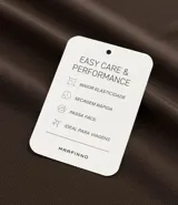 Camisa polo negra de manga corta, confeccionada en poliamida y elastano, con cuello inglés abotonado y tecnología Performance que proporciona mayor comodidad térmica, elasticidad y secado rápido.