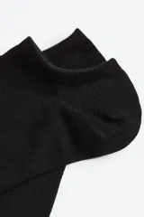 Pack de siete pares de soquetes negros de corte bajo.