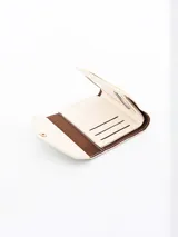 Billetera de diseño elegante en colores verde y amarillo, con cierre a presión.