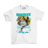Remera blanca de algodón con estampado de una escena de la película Midsommar, con una mujer llorando con una corona de flores y texto en azul.