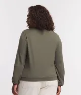 Blusa verde militar en suedine texturizada, con cuello redondo, manga larga con recortes y tiradores en los puños.