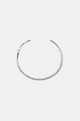 Gargantilla rígida metálica plateada con aplicación de strass.