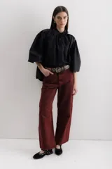Camisa celeste de algodón con corte amplio, cuello camisero y mangas largas con puños abullonados.