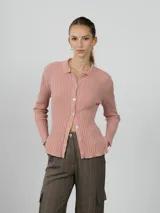 Camisa azul de tejido de punto acanalado, con cuello polo, mangas largas y cierre frontal con botones.