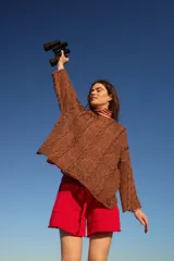 Short de algodón tejido, color rojo, con elástico en la cintura y silueta ajustada.