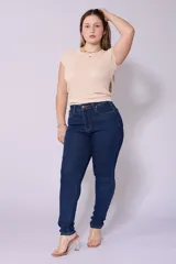 Pantalón chupín de tiro alto color azul oscuro.