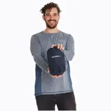 Pantalón impermeable Merrell Hardshell negro, con cintura elástica, diseño holgado, apertura lateral con cierre para acceder a los bolsillos del pantalón inferior, logo reflectante, ajuste en la parte inferior con cierre y botón snap, y bolsa para guardarlo.