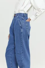 Jean slouchy azul de tiro alto, con pinzas en la cadera, bolsillos delanteros y largo al tobillo.