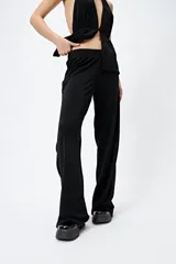 Pantalón de encaje negro con transparencias y cintura con elástico.