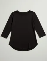 Remera de manga tres cuartos, color negro, confeccionada en modal, con cuello redondo ajustado a la base.