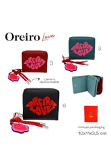 Billetera negra con cierre de cremallera, estampado con el logo de la marca en color rojo y llavero con cordón y dije con el logo.