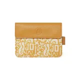 Billetera compacta con diseño amarillo y beige, hecha de material reciclado, con cierre magnético y capacidad para 8 tarjetas.