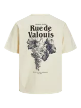 Remera de algodón color crudo, corte holgado, cuello redondo y manga corta. Estampa en la espalda con diseño de uvas y texto "Creative Studio Rue de Valois".