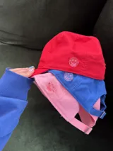 Gorro de béisbol rosa con la letra K bordada en rojo en el frente.