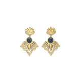 Aros colgantes dorados con forma de flor de loto y piedra azul engarzada.