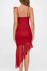 Vestido midi de fiesta color rojo brillante, con breteles finos, escote drapeado y falda ajustada con volados asimétricos.