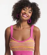 Blusa cropped de tirantes con escote corazón, confeccionada en tejido de punto con textura y diseño de rayas horizontales en colores.