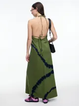 Vestido largo de algodón color beige con estampado tie-dye azul. Tiene breteles finos, escote en V y espalda descubierta.