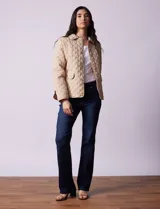 Campera capitoneada negra marca Weatherproof, con cuello con solapa, abertura central con botones metálicos, bolsillos delanteros y forro interno a tono.