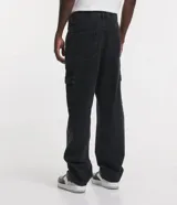 Pantalón de jean negro, estilo baggy, con bolsillos cargo laterales y efecto lavado.