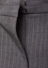 Falda midi gris a rayas verticales con abertura frontal.