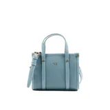 Cartera tote mini color celeste de cuero sintético con textura granulada. Tiene doble asa corta, correa larga regulable y extraíble, cierre superior y herrajes plateados. El frente está adornado con el logo metálico de la marca.