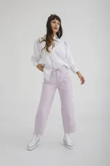 Pantalón de jean color amarillo pastel, corte cropped y pierna ancha.