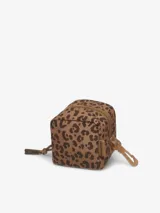Neceser Farm Rio con estampado de leopardo en tonos marrones. Tiene forma estructurada, cierre de doble cremallera y mosquetón lateral.