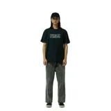 Remera negra de manga corta con cuello redondo y un estampado rectangular blanco en el pecho que dice "PURIFYING ACT OF DEMOLITION".